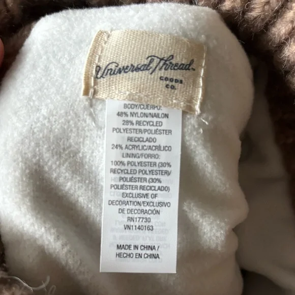 NWT Women's winter hat - Picture 3 of 4